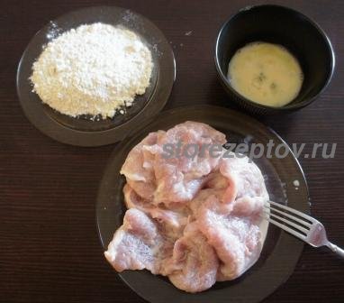 Яйца, мукаа и мясо для жарки отбивных